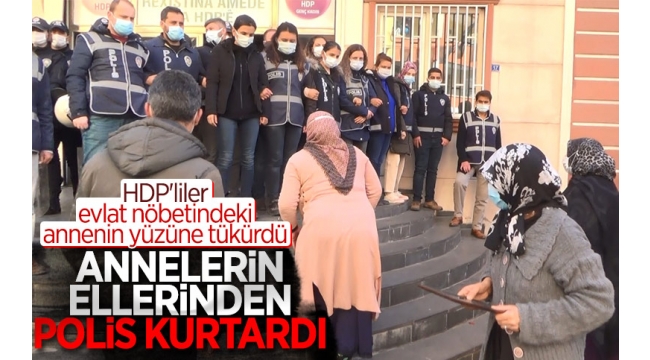 Diyarbakır'da HDP'liler evlat nöbetindeki annelerin yüzüne tükürdüİ